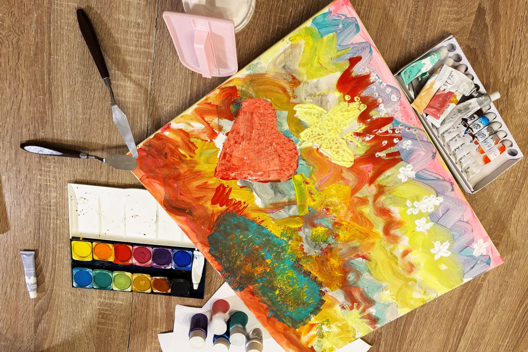 Farbige Bilder und modellierte Formen