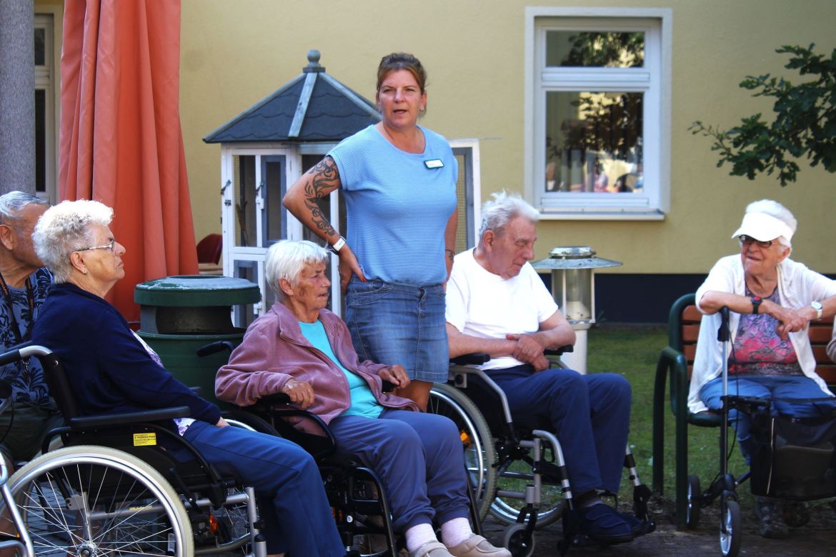 Silke Dahms, Bereichsleiterin Senioren und Pflege, eröffnet das Kneipp-Fest.